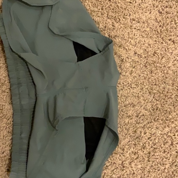 Vuori size large Lightweight, ultra stretch performance woven facbric - Picture 7 of 7